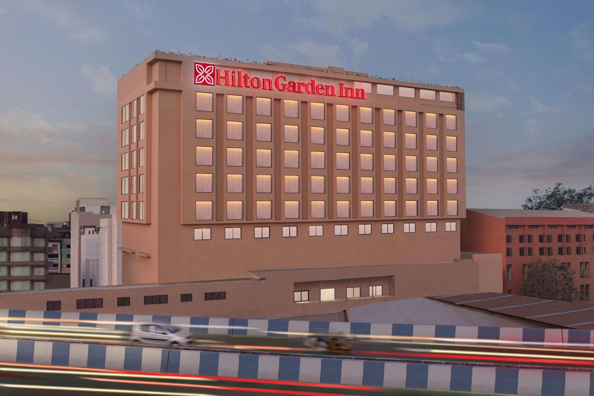 Hilton Garden Inn Surat City Centre ภายนอก รูปภาพ